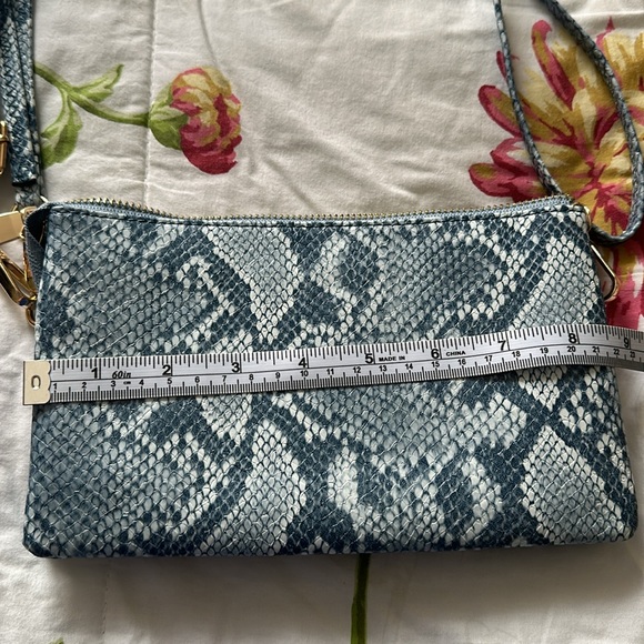 💖New listing! Blue snake skin print crossbody/ wristlet purse. - Picture 10 of 11